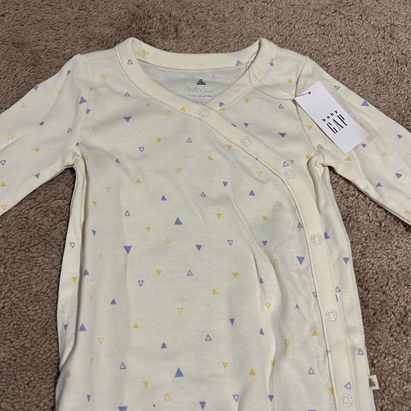 Baby gap bodysuit - Picture 2 of 3